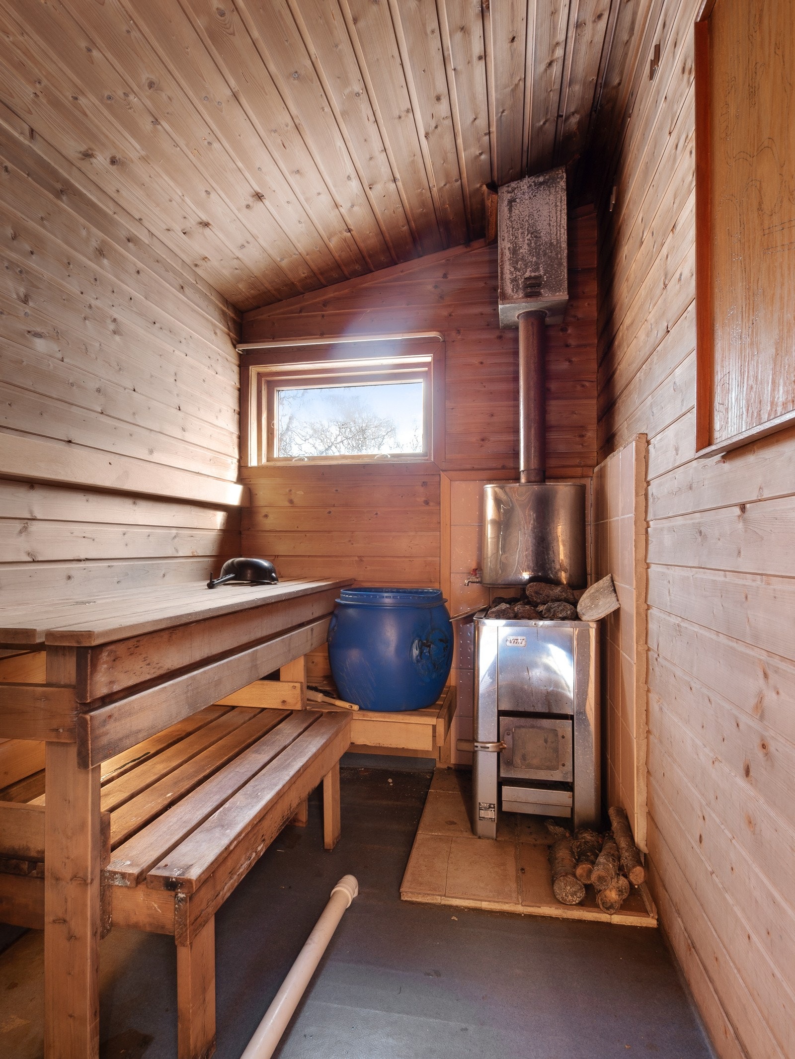 Det er plass til flere i badsua, og det er opplegg for dusj, men røranlegget er ikke testet Galleribilde