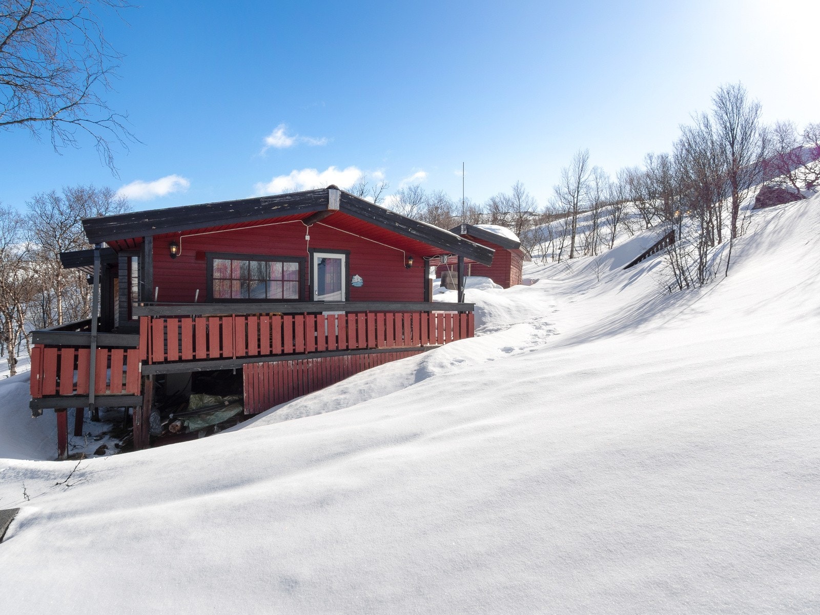 Det er overbygget veranda med utgang fra stuen Galleribilde