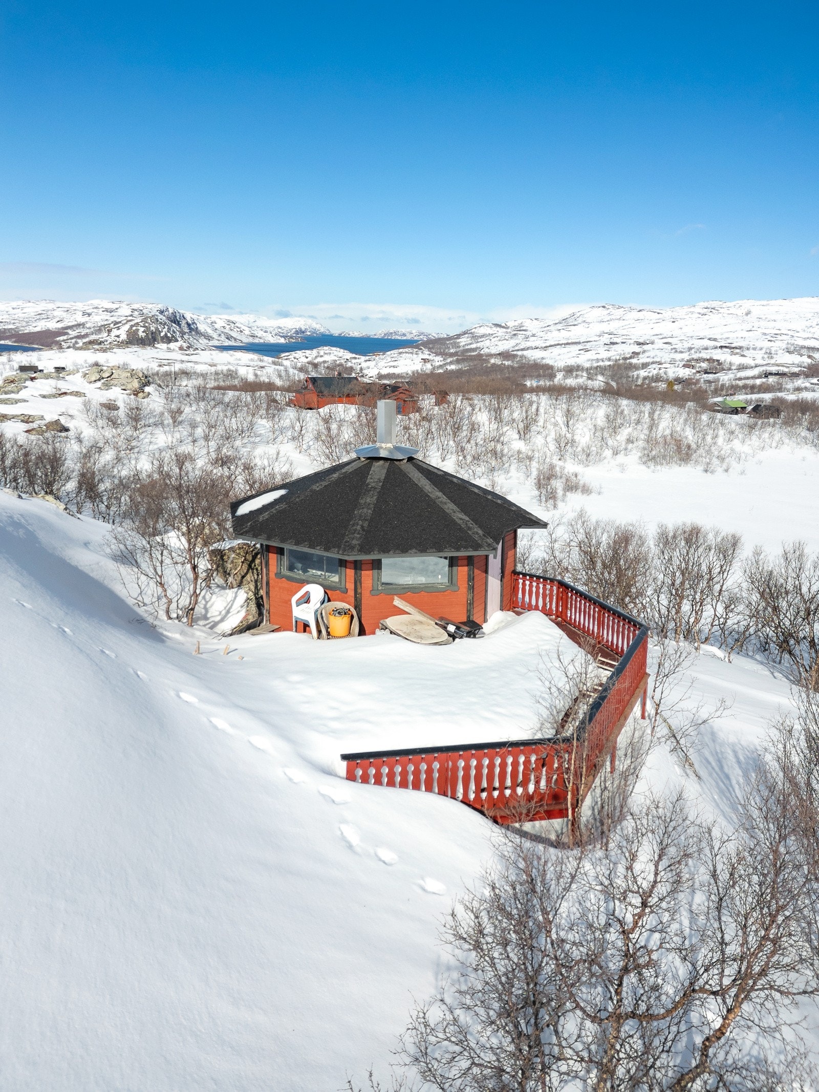 Grillhytta er antatt fra 1980, og har romslig platting foran inngangspartiet Galleribilde