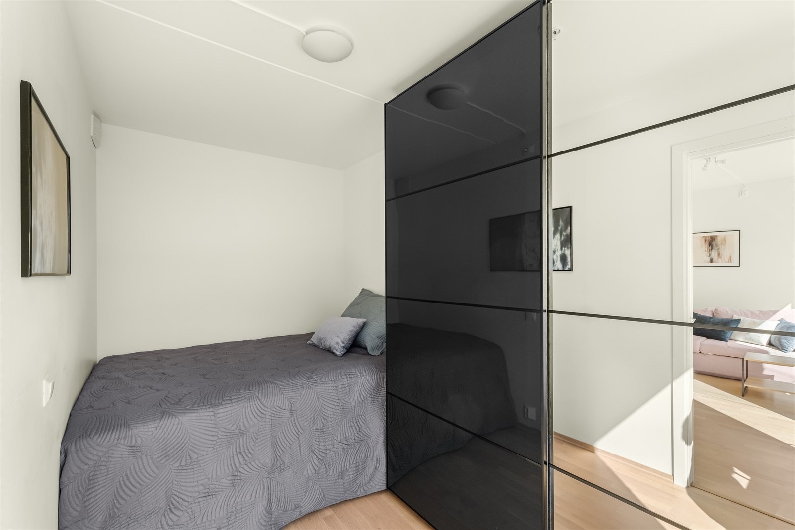 God plass til dobbeltseng, skap m.m. Plass til kontorpult ved behov Galleribilde