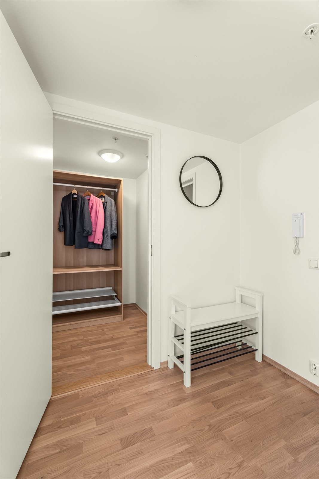 Det er god plass til å innrede med garderobeskap og diverse entrémøbler Galleribilde