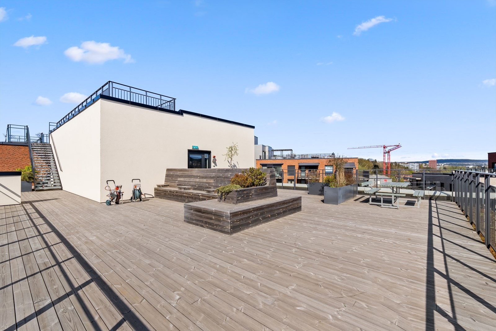 Takterrassen er utstyrt med sittegrupper, plantekasser og flere fine soner Galleribilde
