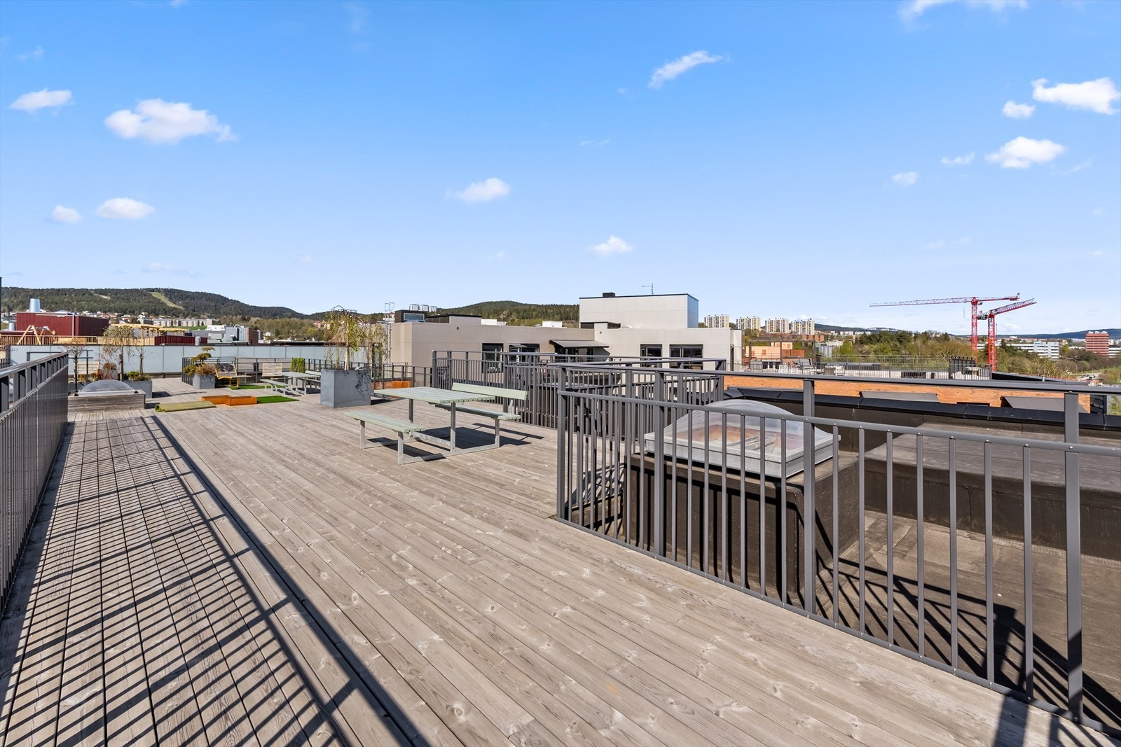 Borettslaget har stor, felles takterrasse i 5. og 6. etasje Galleribilde