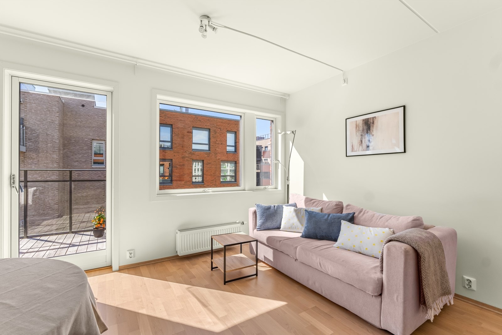 Stuen har en flott planløsning hvor det er god plass til sofa, tv-møbler og spisebord Galleribilde