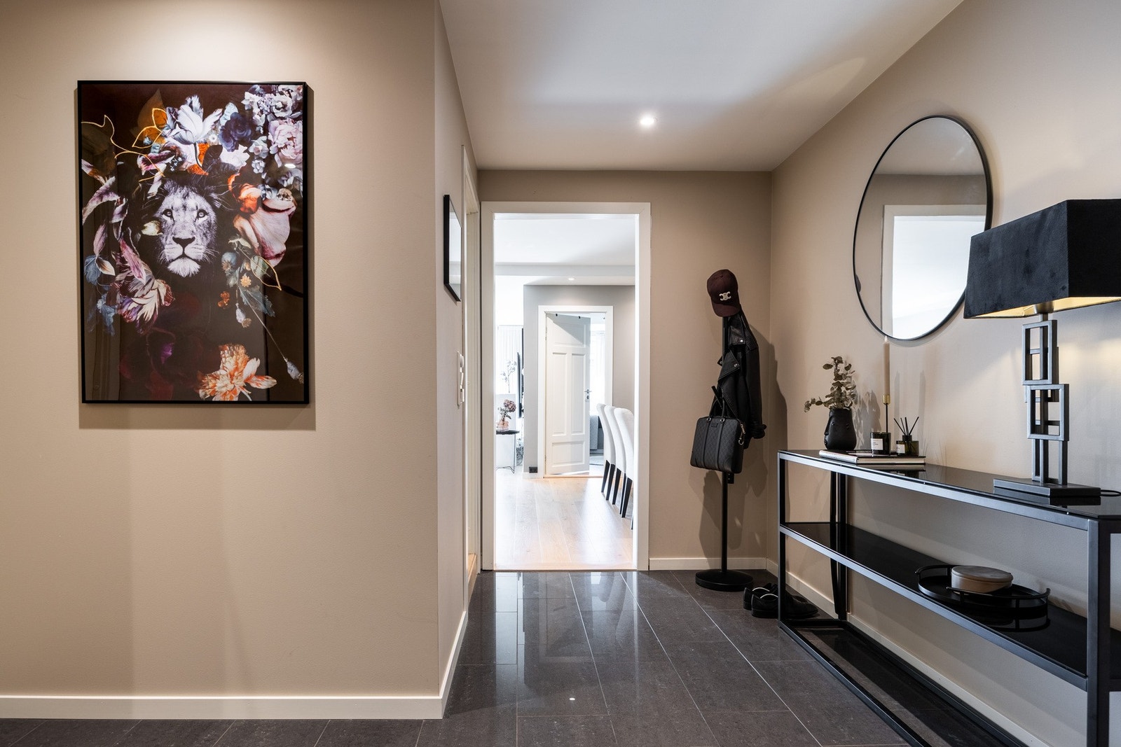 Lys og romslig entré malt en moderne fargetone. Galleribilde