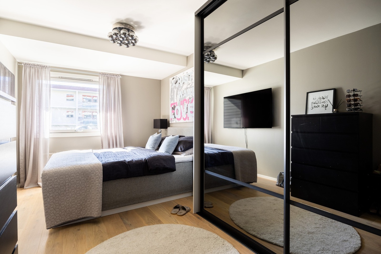 Leilighetens soverom er av god størrelse innredet med skyvedørsgarderobe. Galleribilde