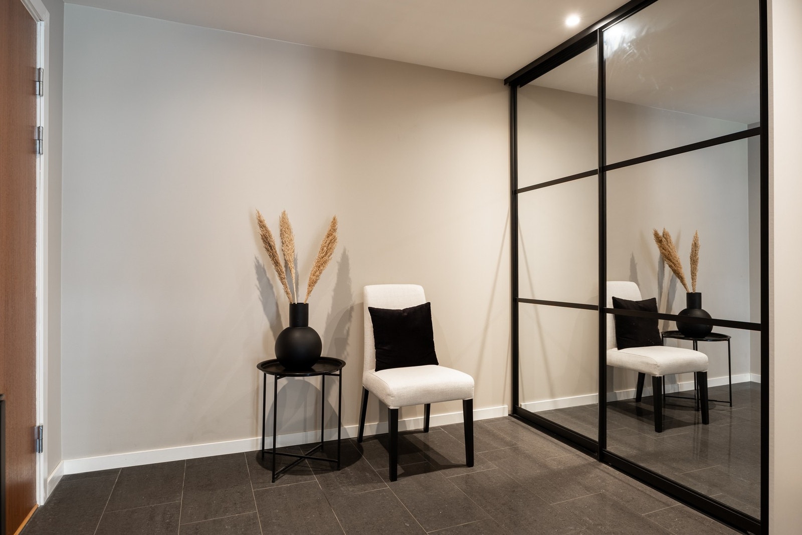 Stor skyvedørsgarderobe, hvor man har rikelig med oppbevaring. Galleribilde