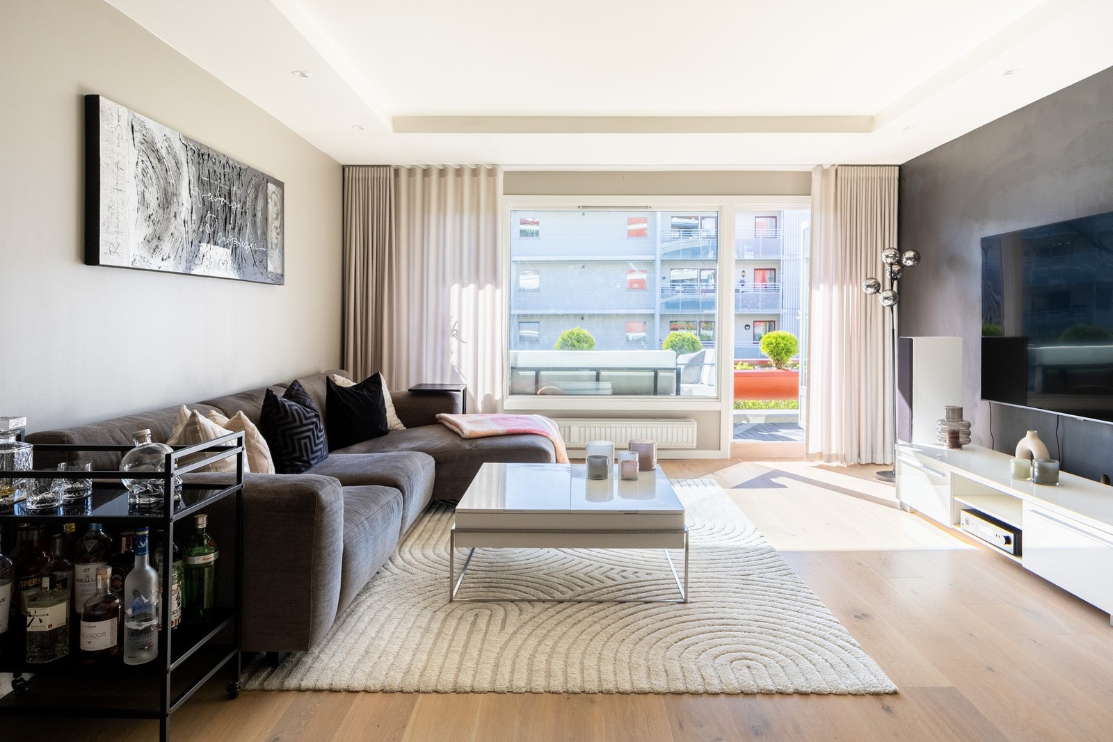 Leiligheten har store vindusflater som slipper inn mye naturlig lys. Galleribilde