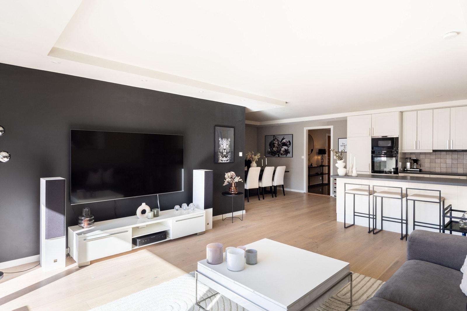 Praktisk planløsning med åpen kjøkkenløsning vendt mot stue. Galleribilde