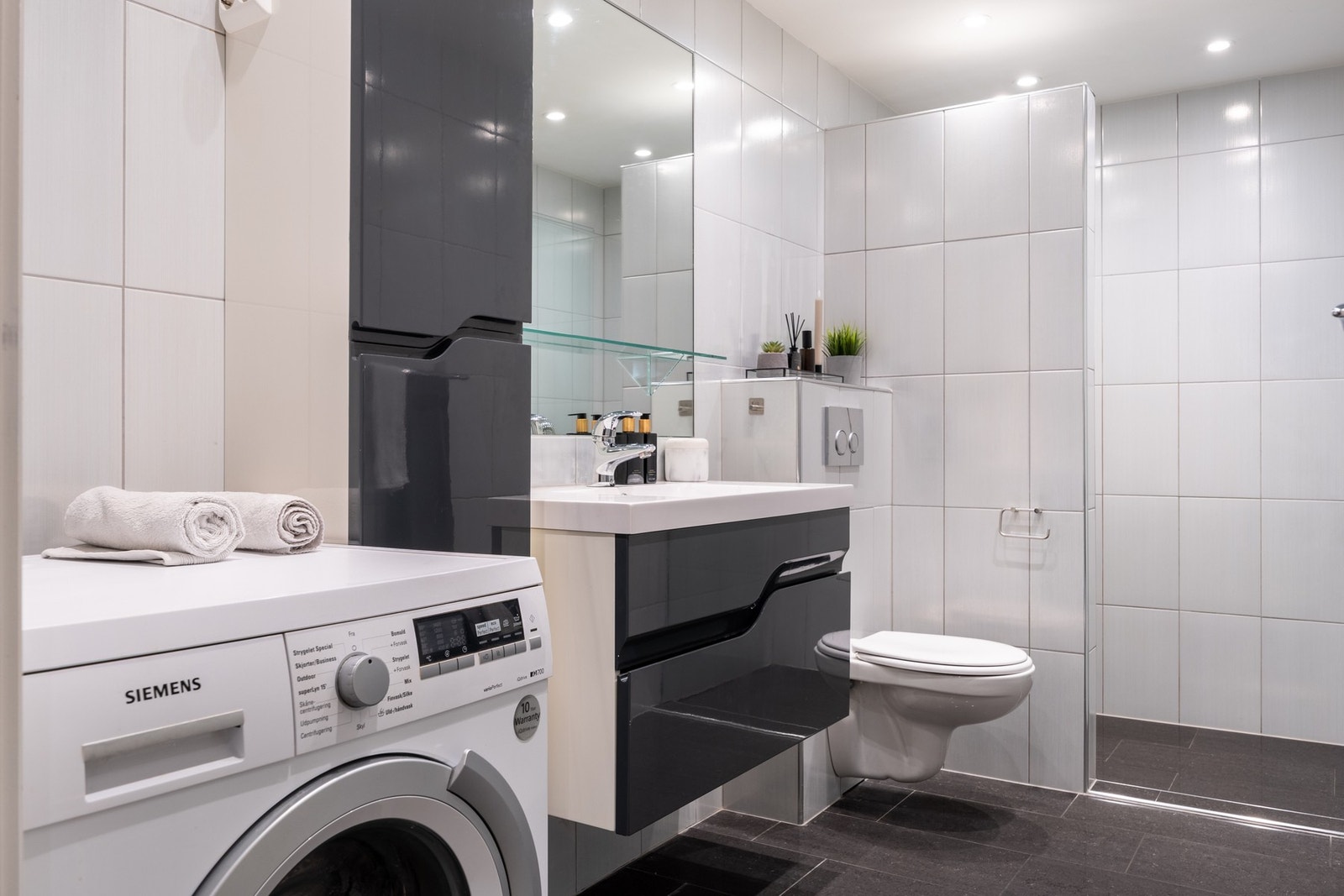 Stort og stilrent baderom oppgradert i 2013 med gulvvarme. Galleribilde