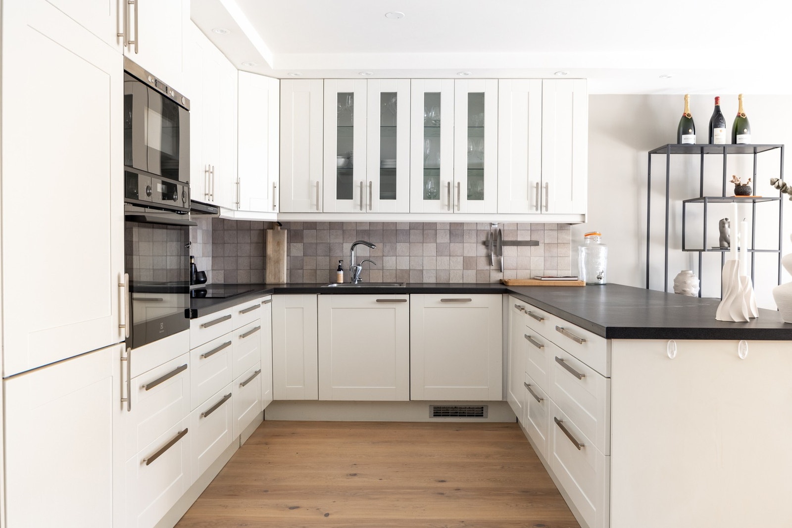 Kjøkkenet har godt med både skap- og benkeplass. Galleribilde