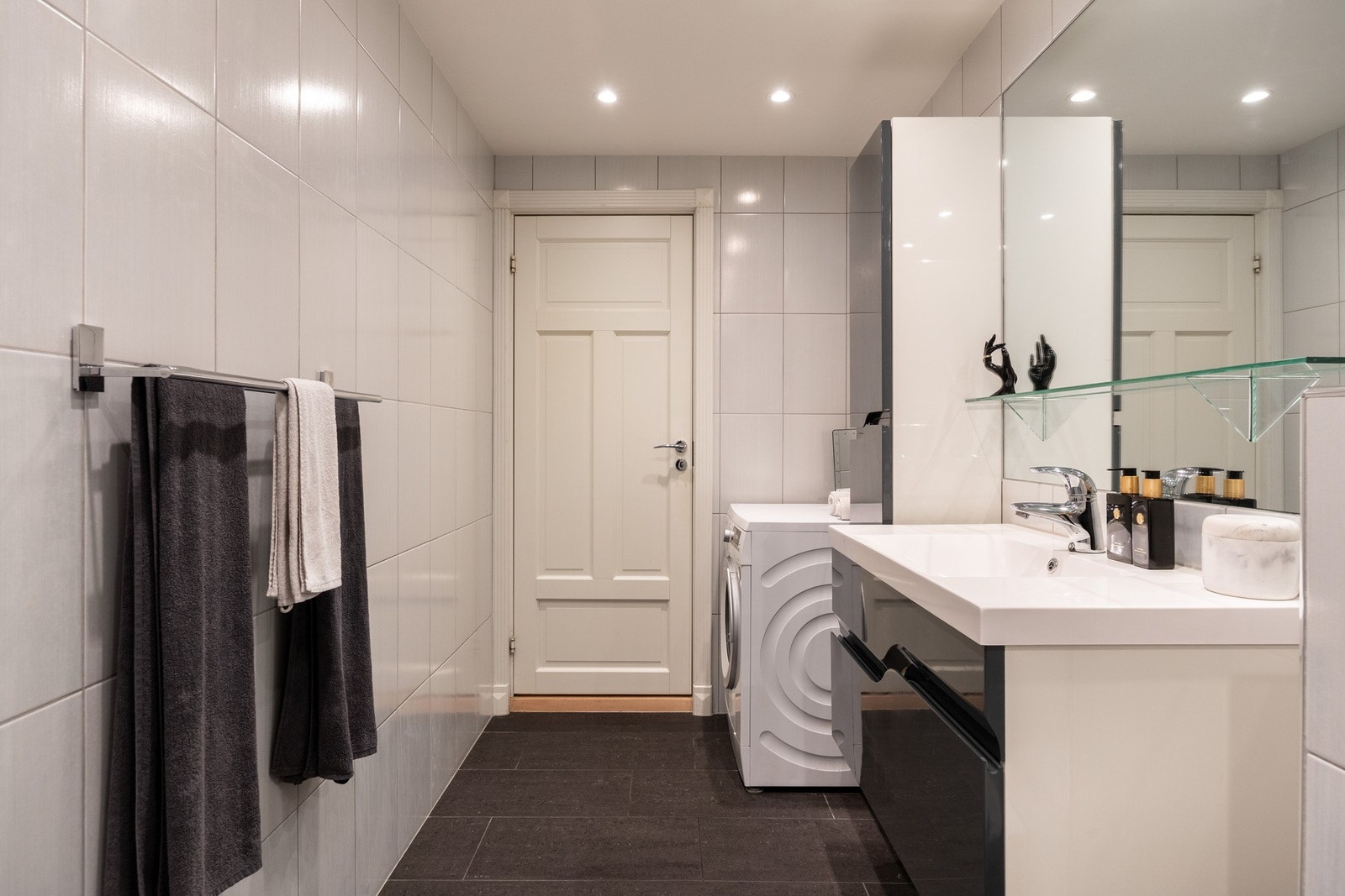 Badet har mekanisk avtrekksventilasjon og opplegg for vaskemaskin. Galleribilde