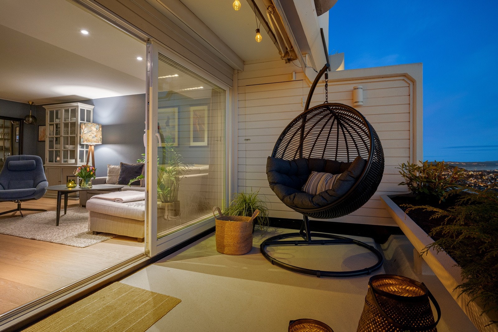 Utsyn til Oslofjorden i det fjerne og byens lys som tennes i mørket. Galleribilde