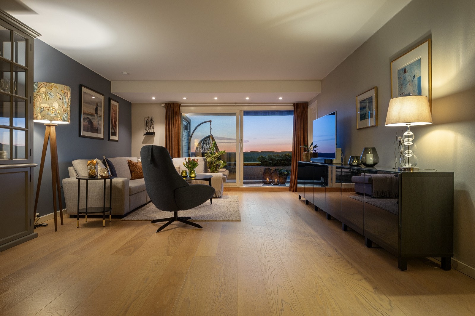 Høyt og fritt beliggende på Holmenkollens solside. Galleribilde