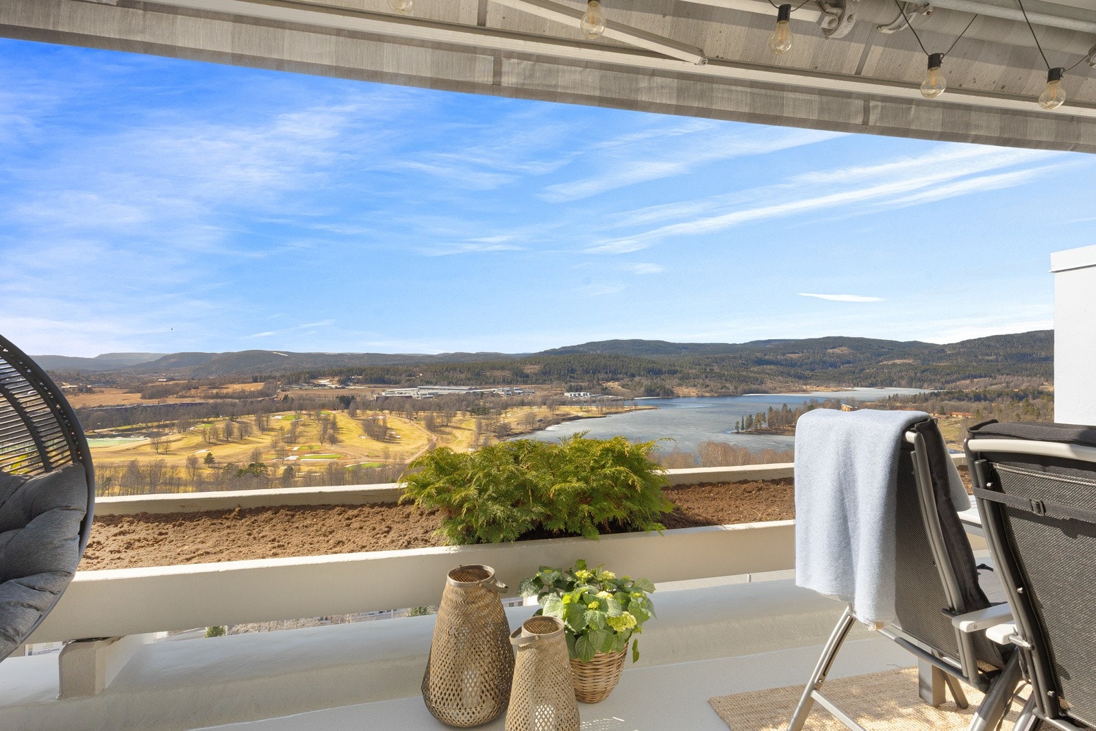 Balkongen er ca. 12 kvm og ligger helt usjenert mot sydvest med spektakulær utsikt. Galleribilde