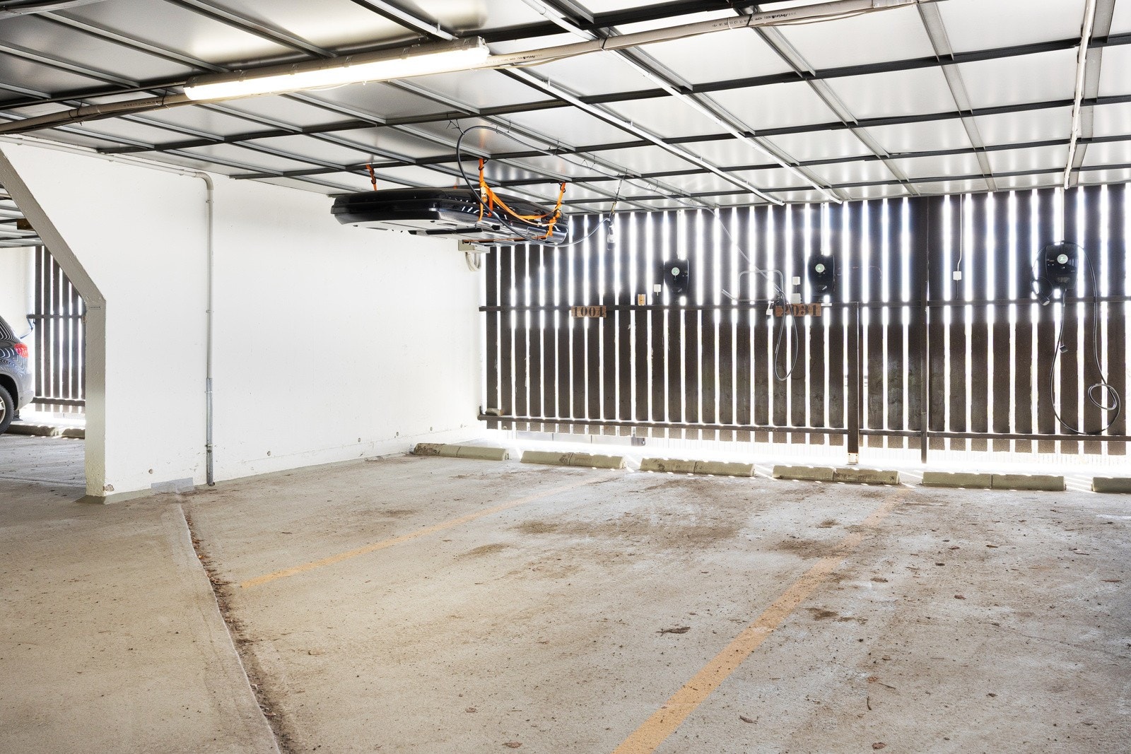 Til leiligheten følger en garasjeplass med elbillader og en kjellerbod. Galleribilde