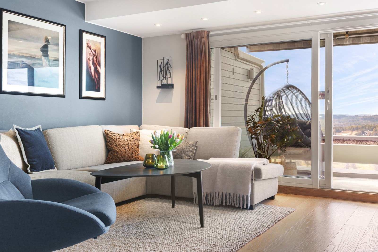 Detaljer som downlights, skjulte høyttalerkabler og listefrie overganger løfter helheten. Galleribilde