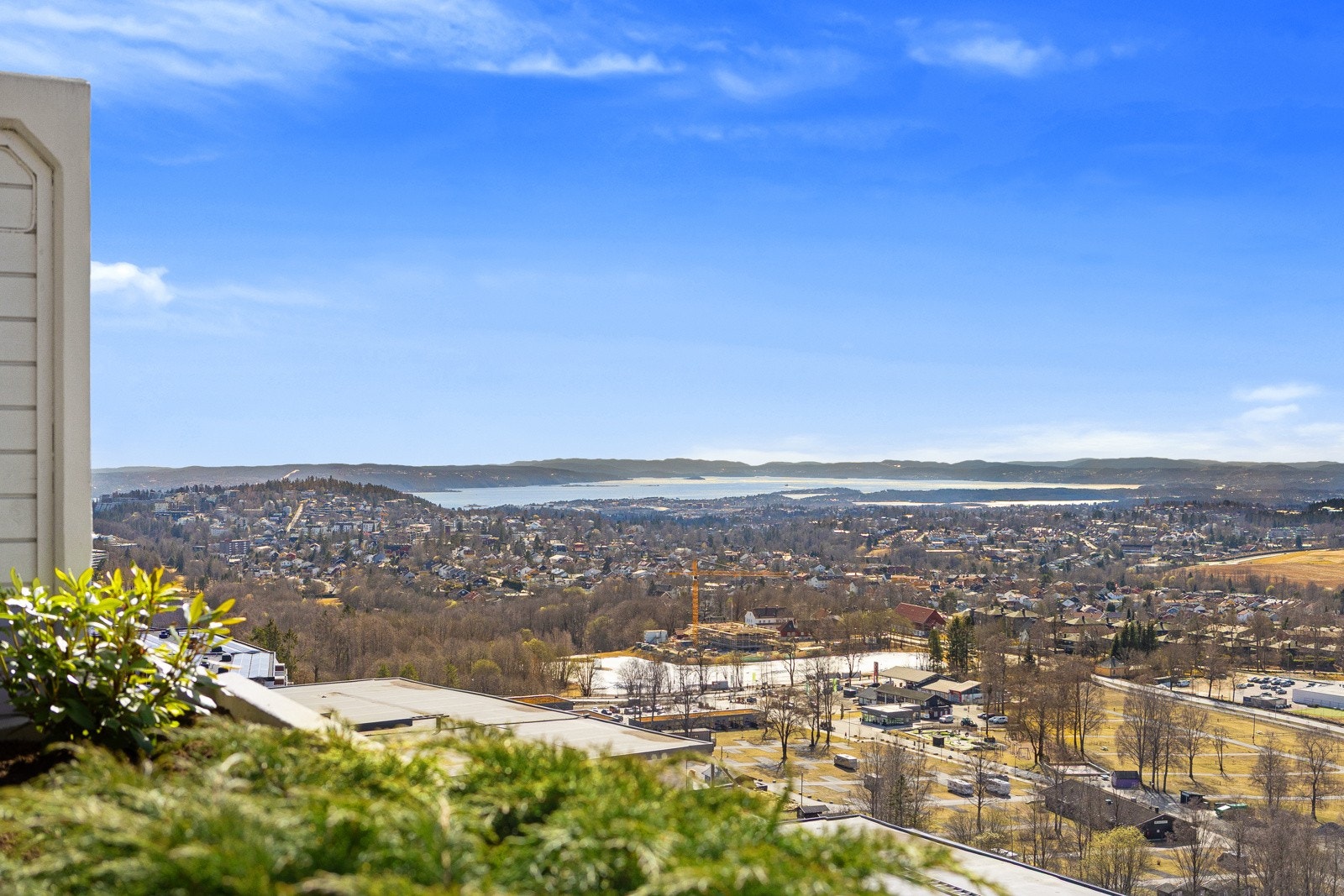 Her har man flott utsikt over byen og Oslofjorden. Galleribilde
