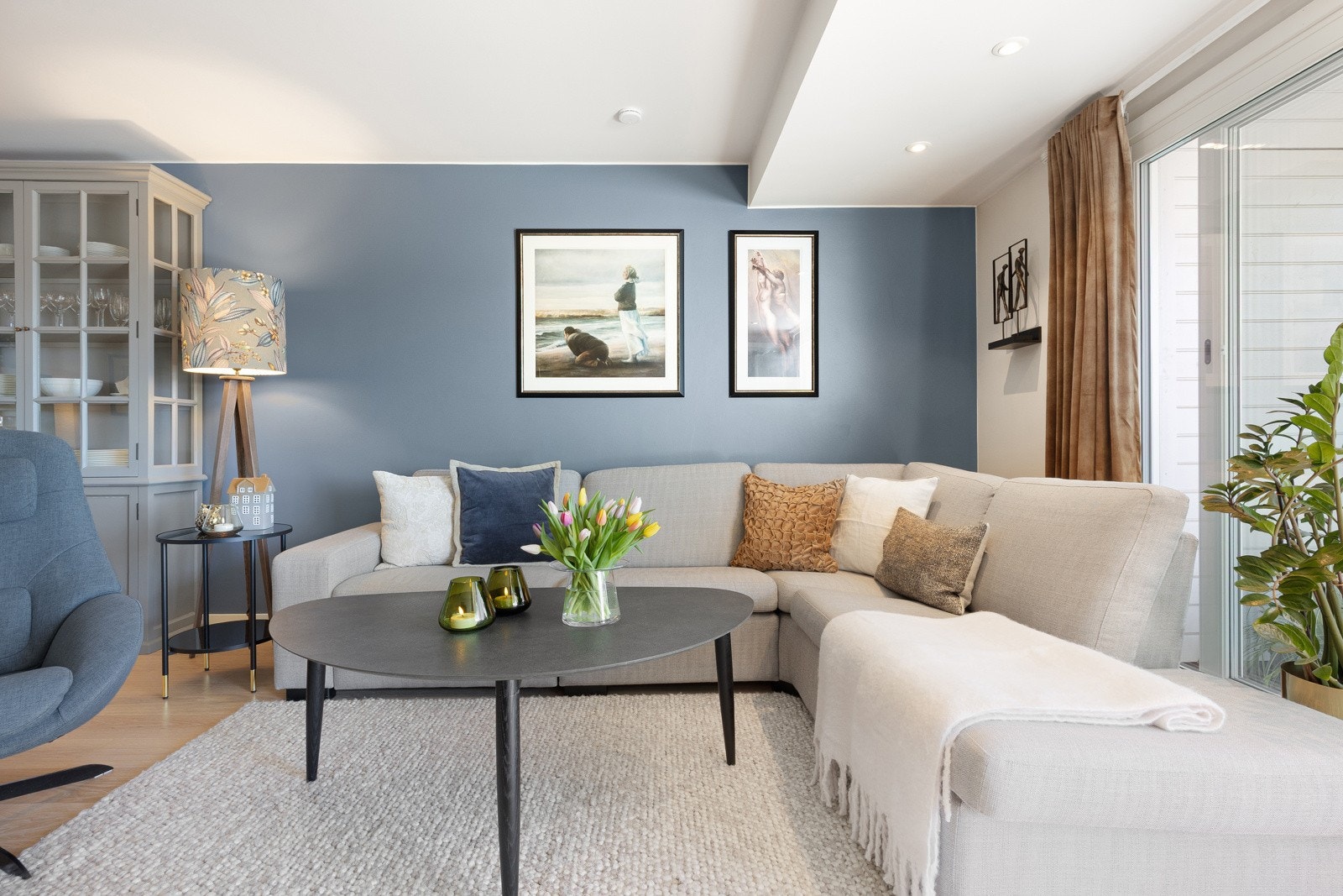 Lys og gjennomgående stue, pent oppusset i 2016, med rom for både tv-kos og sosiale sammenkomster. Galleribilde