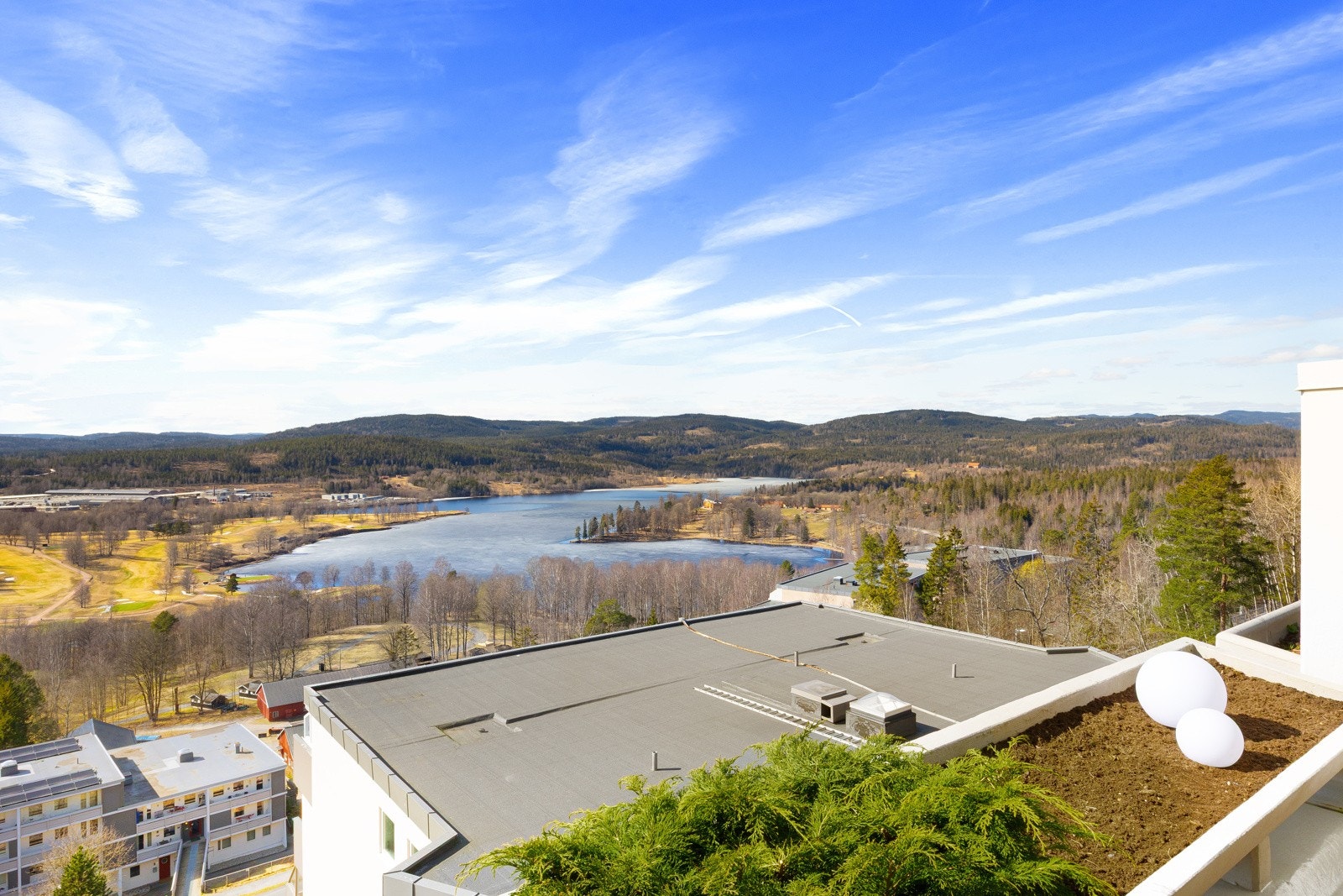 Bogstadvannet ligger i gangavstand og det er flotte turmuligheter så å si rett utenfor stuedøren. Galleribilde