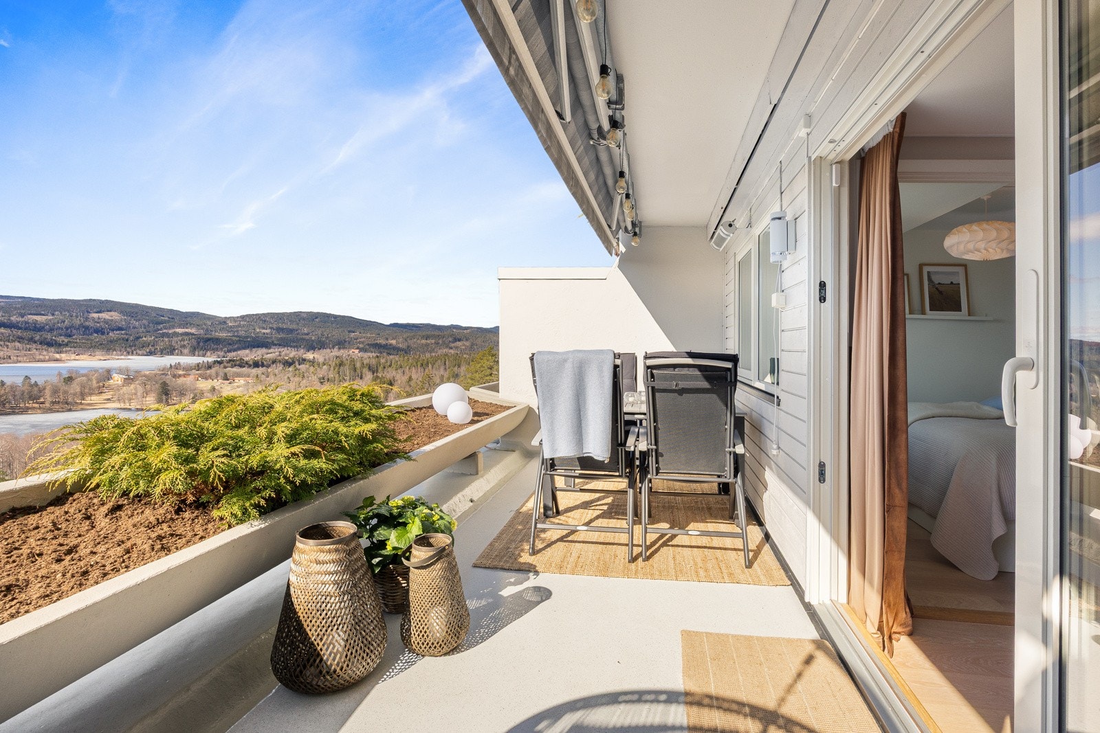 Elektrisk markise, varmelampe og utebelysning gjør sommeren enda litt lenger. Galleribilde