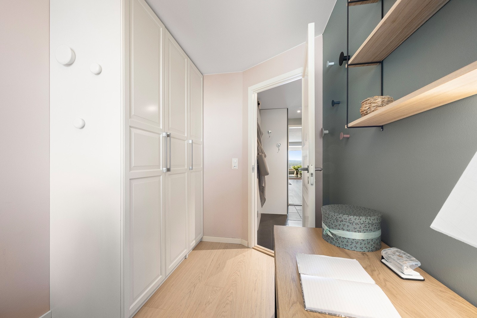 Leiligheten har rikelig med skapplass både på soverommene, i entreen og i omkledningsrommet. Galleribilde
