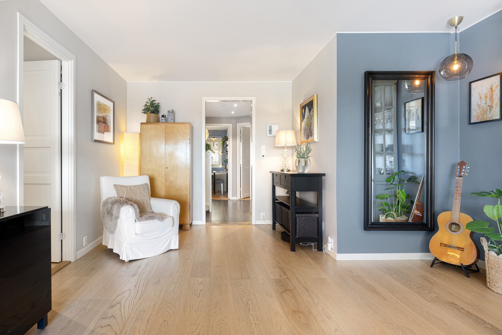 Varmefolie under parketten gir lun komfort og styres enkelt via wifi-termostat. Galleribilde