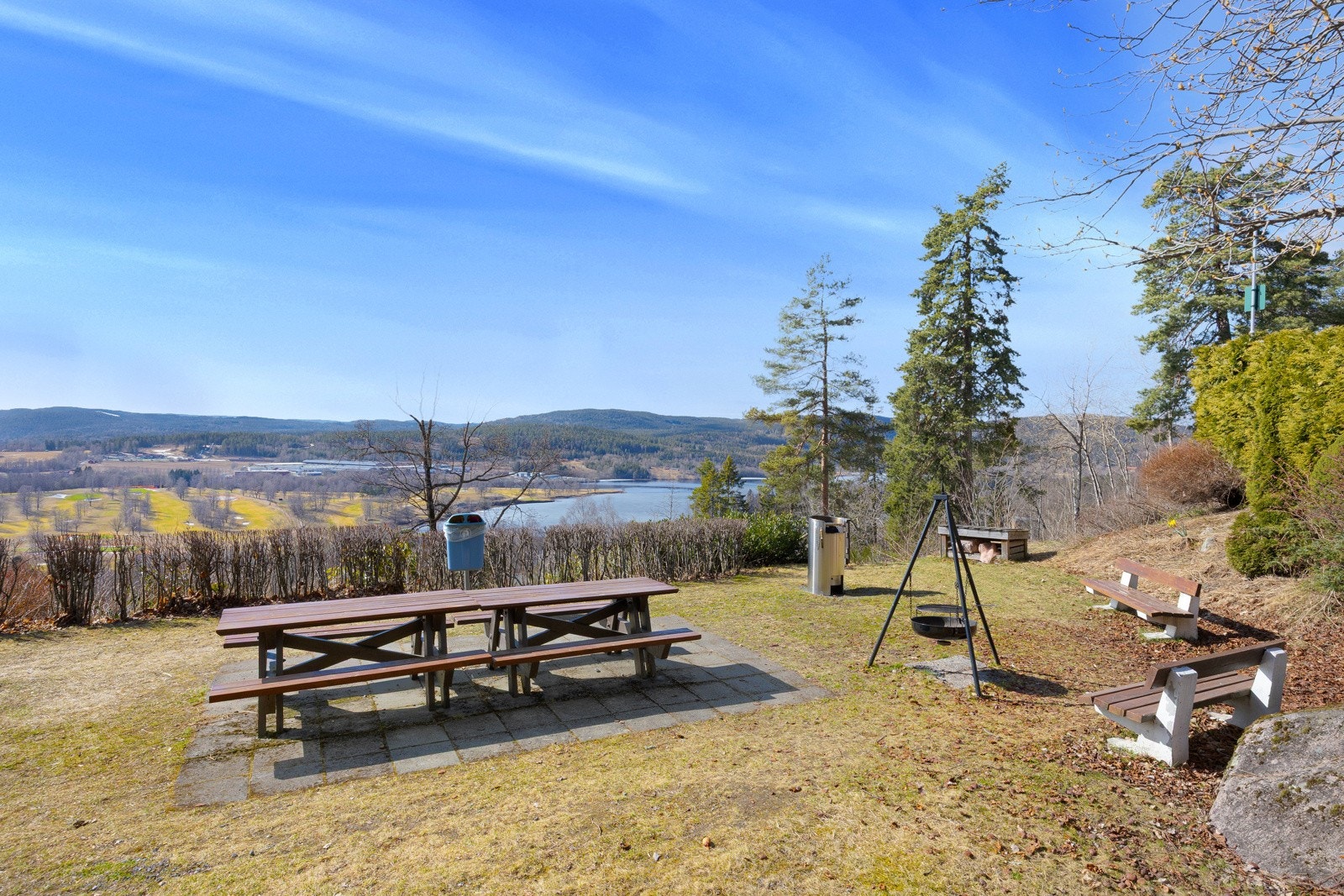Fellesarealene består av mye naturtomt og er ellers pent opparbeidet med felles uteplasser. Galleribilde