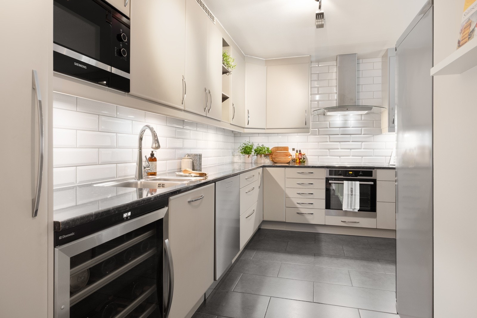 Integrerte stekeovn, platetopp, vinskap, samt ventilator fra Røroshetta og opplegg for oppvaskmaskin. Galleribilde