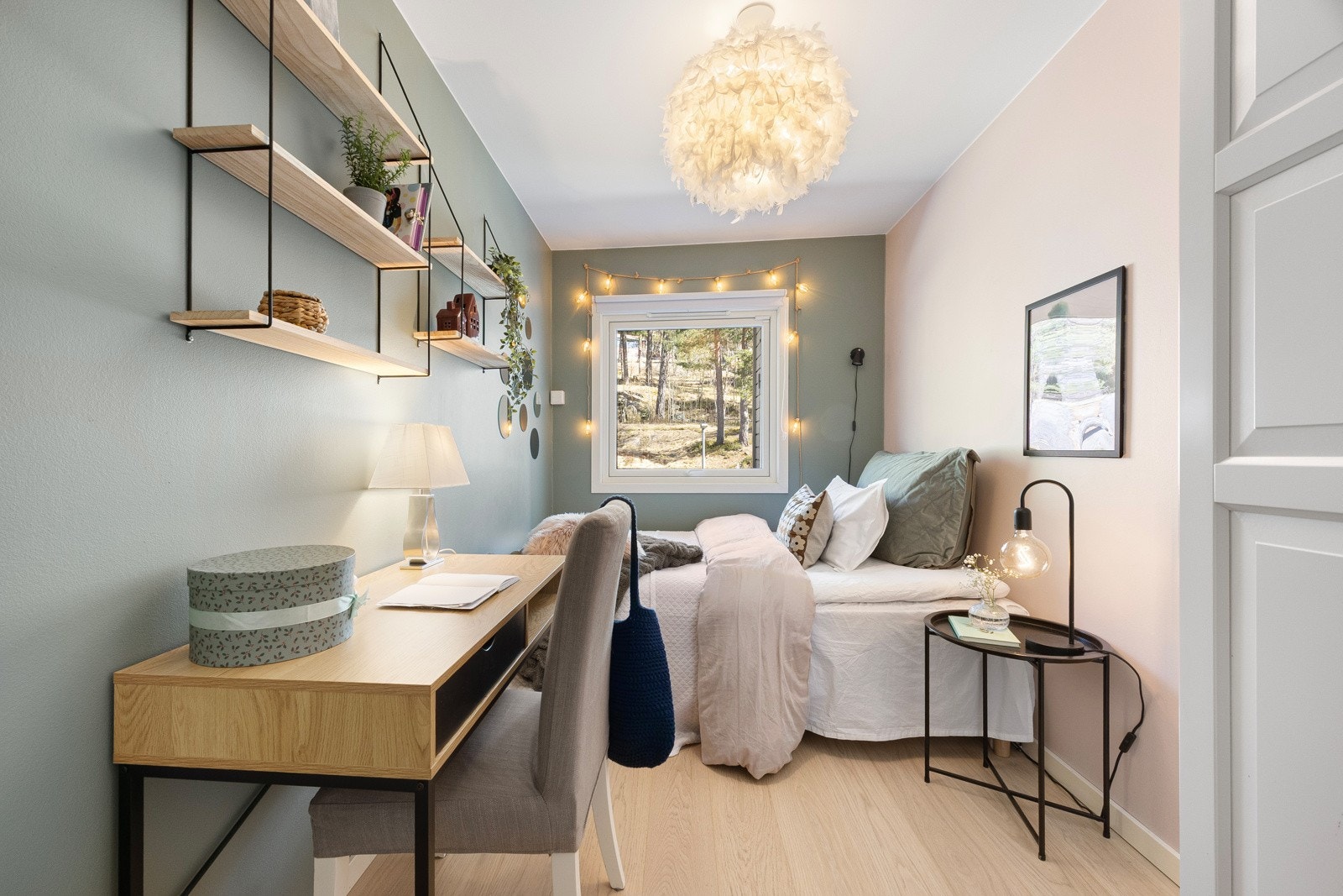 Det ene rommet har duse, grønnmalte kontrastvegger, og det andre har en dempet blåtone. Galleribilde