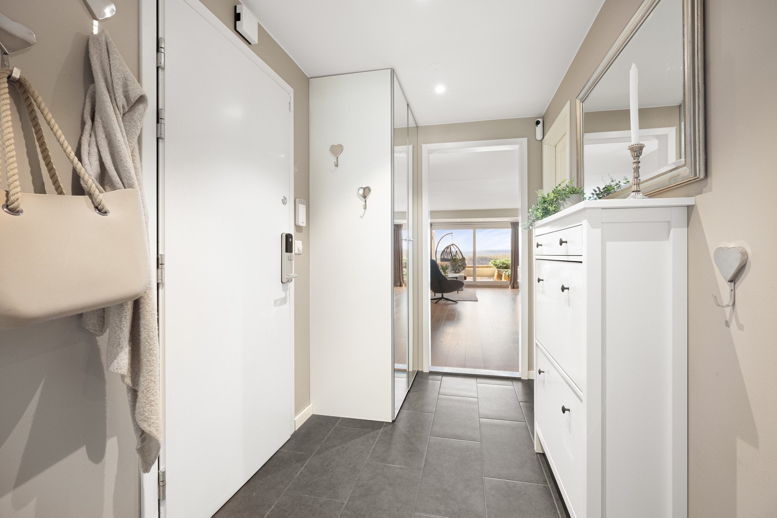 Velkommen inn i en lys og smakfullt oppusset entré med fliser, gulvvarme og takhøy speilgarderobe. Galleribilde