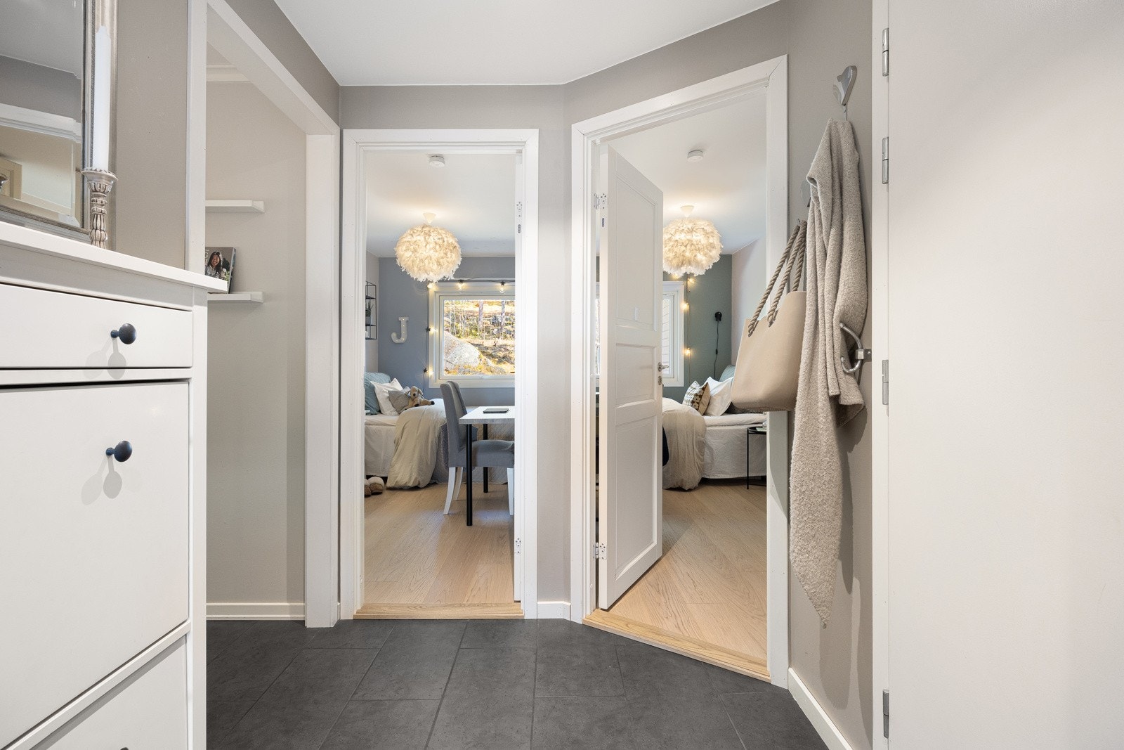 De to soverommene med adkomst fra entreen har varmefolie og vinduer mot nordøst. Galleribilde