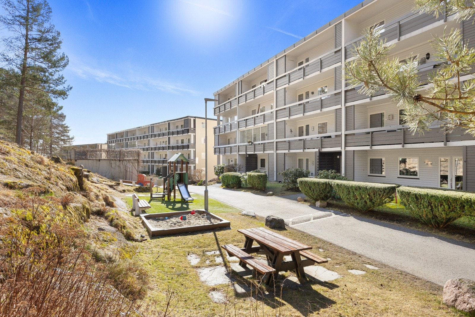 Beliggenheten er svært barnevennlig med Grinbakken barneskole på andre siden av skogholtet. Galleribilde