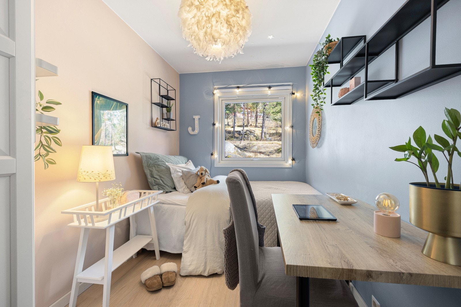 Leiligheten har tre lyse og lune soverom, alle pent pusset opp i 2016. Galleribilde