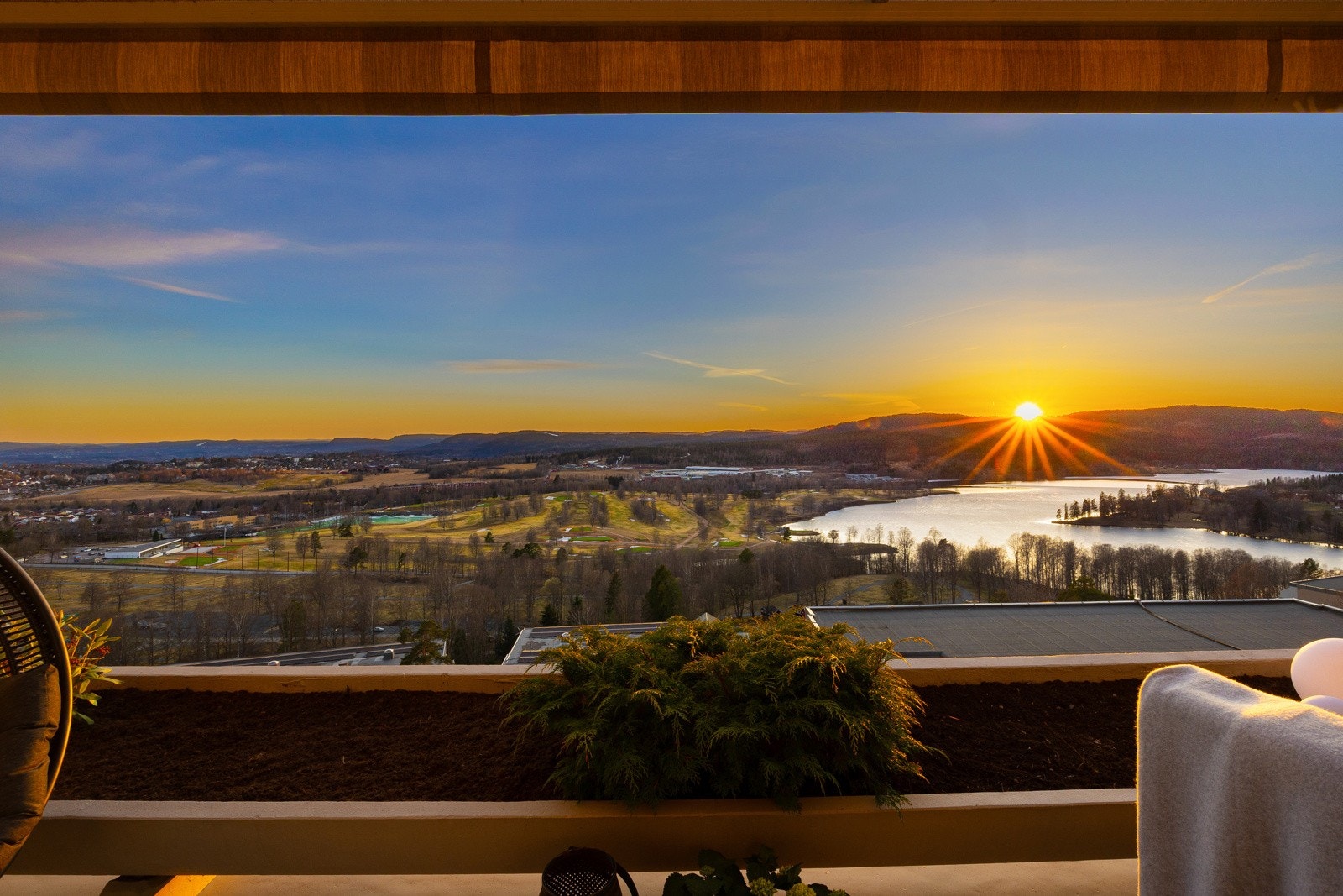 Solnedgangen over Bogstadvannet setter gullkant på kvelden. Galleribilde