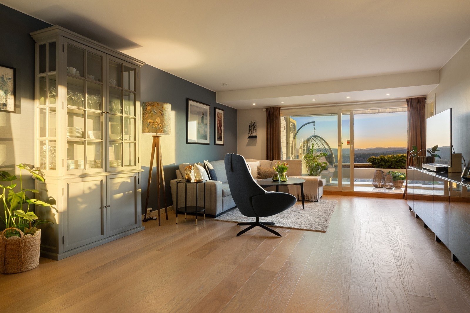 Den sydvestvendte terrassen har sol helt til kvelden, og nydelige solnedganger kan nytes også fra sofaen. Galleribilde