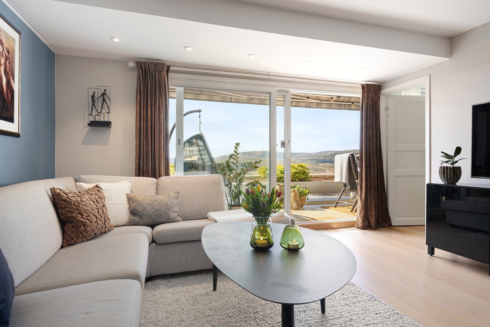 Sydvestvendte vindusflater fyller rommet med lys og fantastisk utsikt. Galleribilde