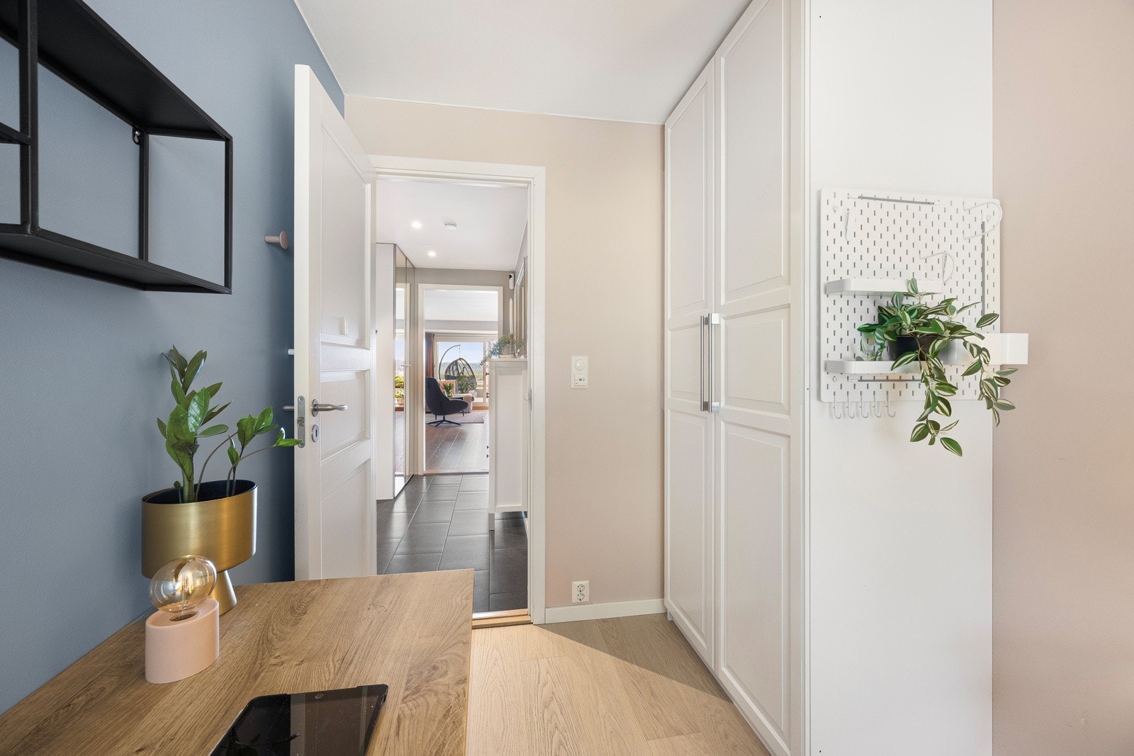 De to rommene mot nordøst er innredet med hvite, takhøye garderobeskap. Galleribilde