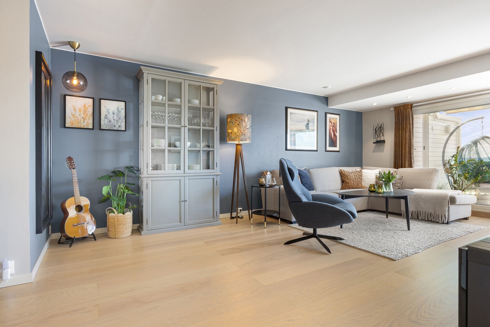 Glatte, lyse vegger kombinert med himmelblå fondvegger gir et rolig og innbydende uttrykk. Galleribilde