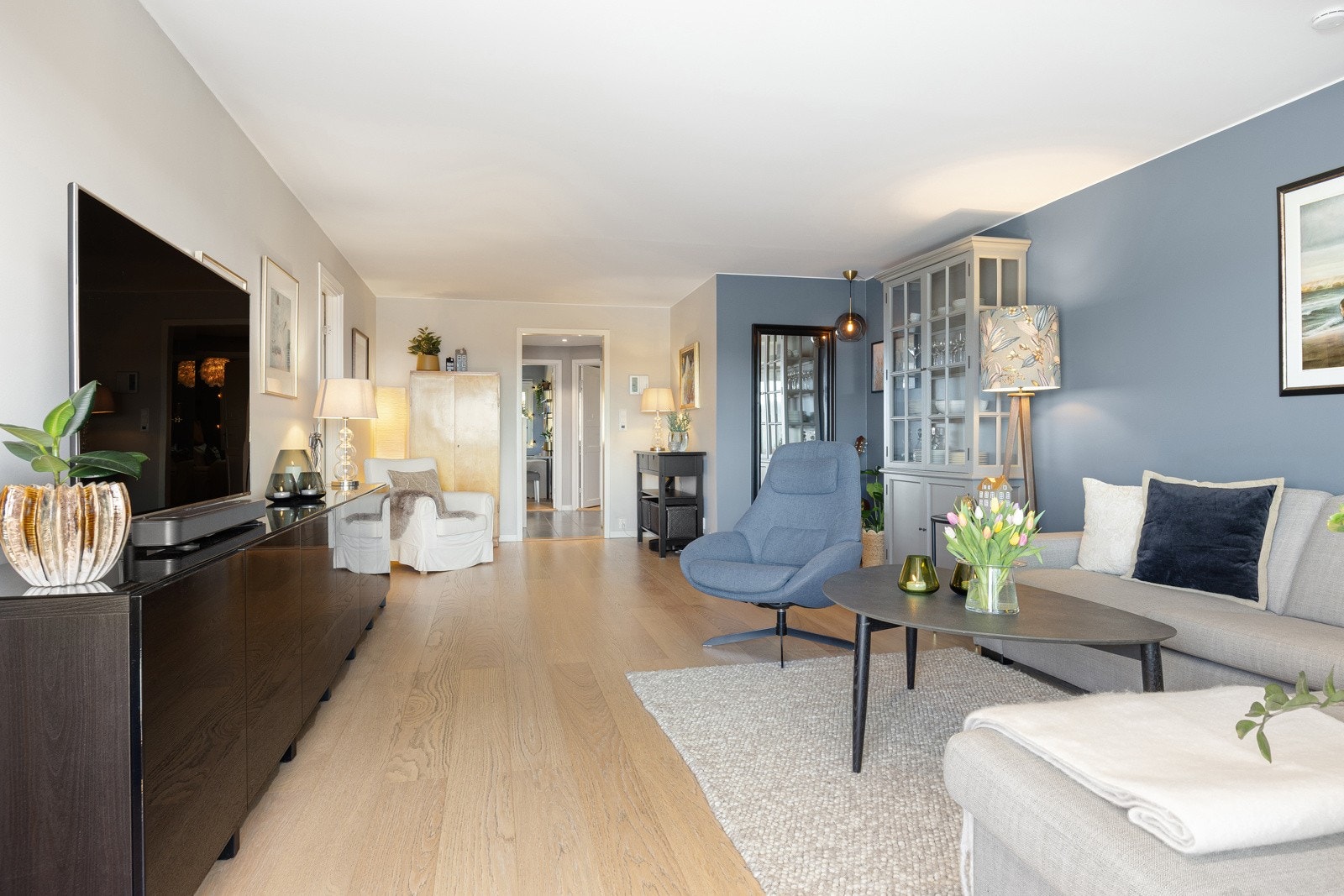 Gulvet er dekket med enstavs parkett fra Kährs med underliggende varmefolie, elegant og behagelig å gå på. Galleribilde