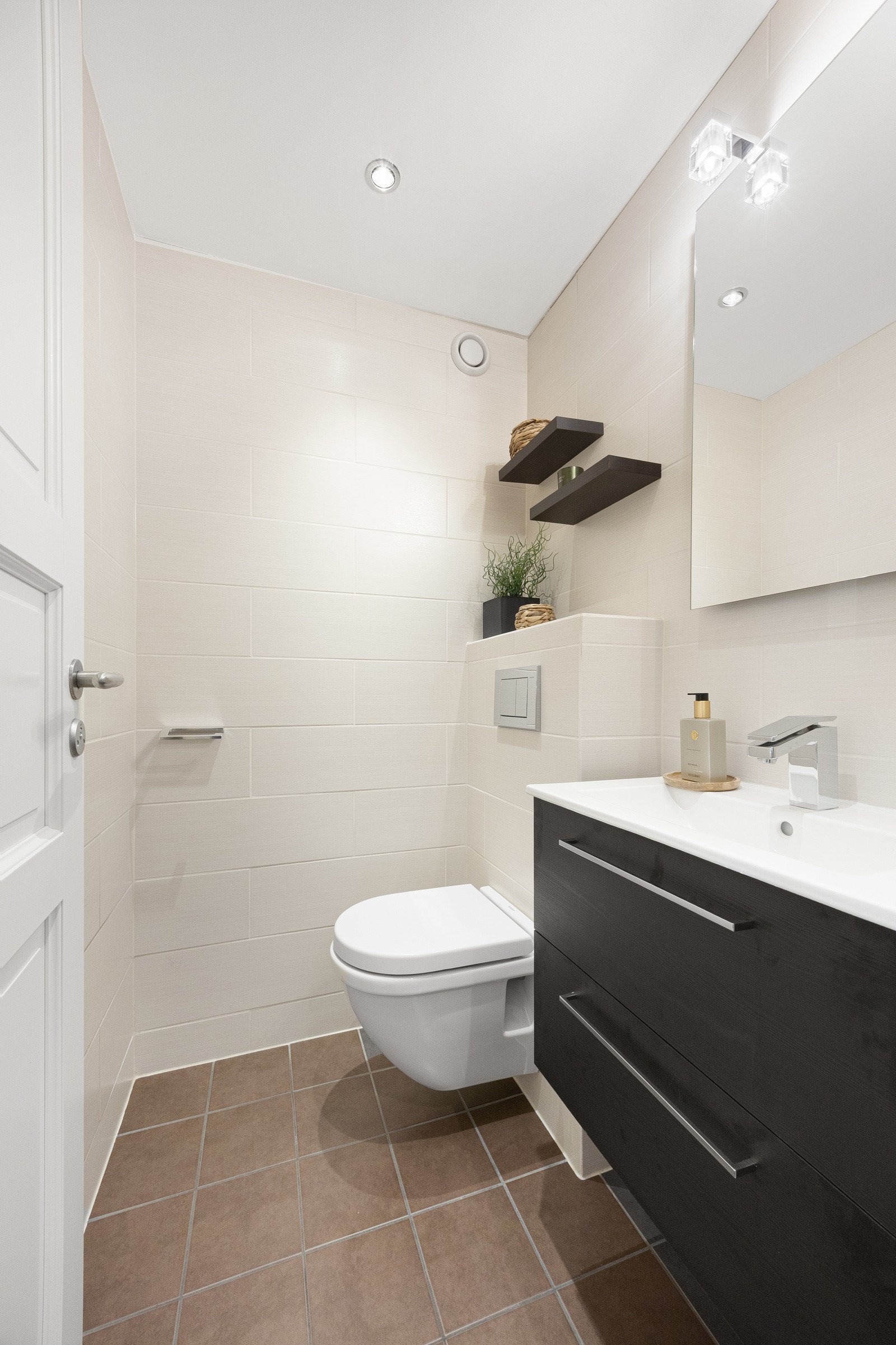 I tilknytning til entreen ligger et pent toalettrom, holdt i samme stil som badet. Galleribilde