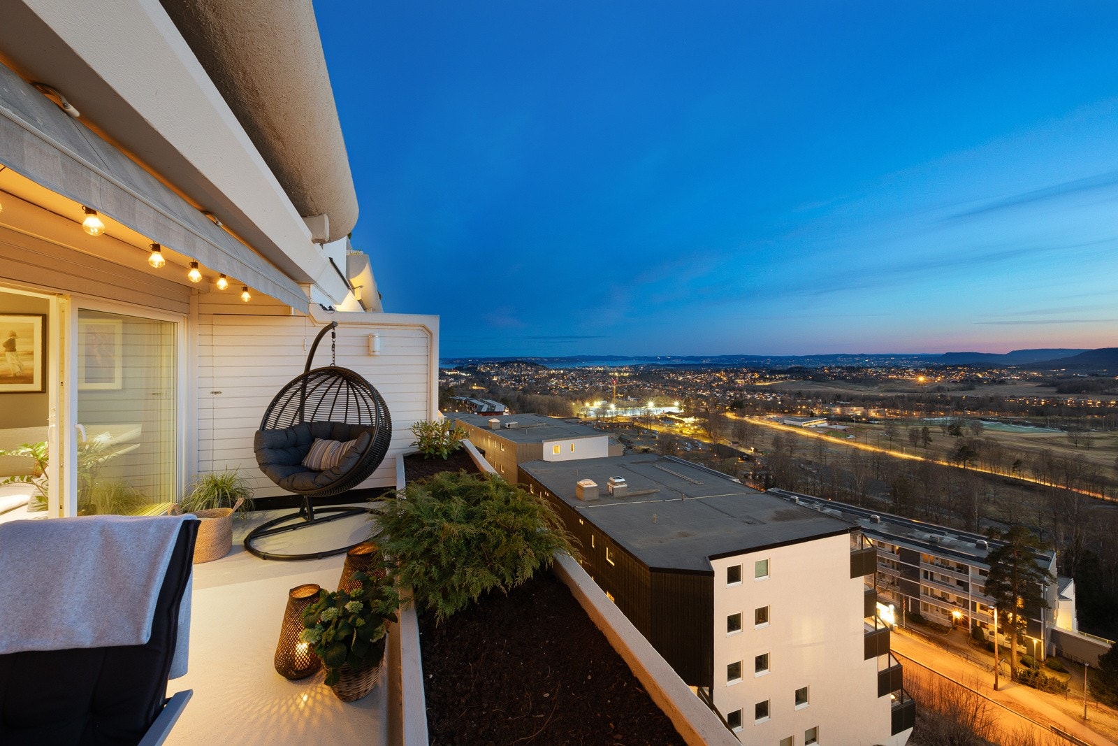 Utsyn mot byen og lysene i mørket, dette er en utsikt man aldri blir lei. Galleribilde