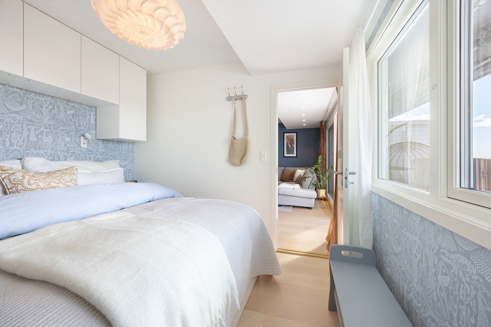 Hovedsoverommet er innredet med veggskap over sengen og stilig mønstertapet på to av veggene. Galleribilde