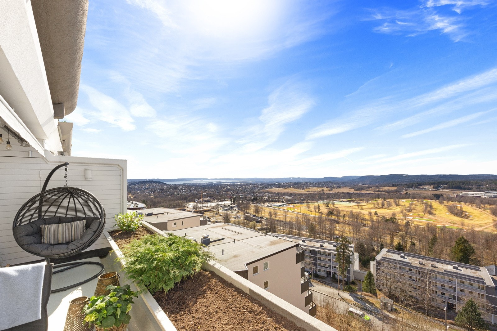 Velkommen til Olaf Bulls vei 9 B, en lys og gj.gående 4-roms med gjennomgående planløsning og to nydelige uteplasser. Flott intern beliggenhet og panoramautsikt! Galleribilde