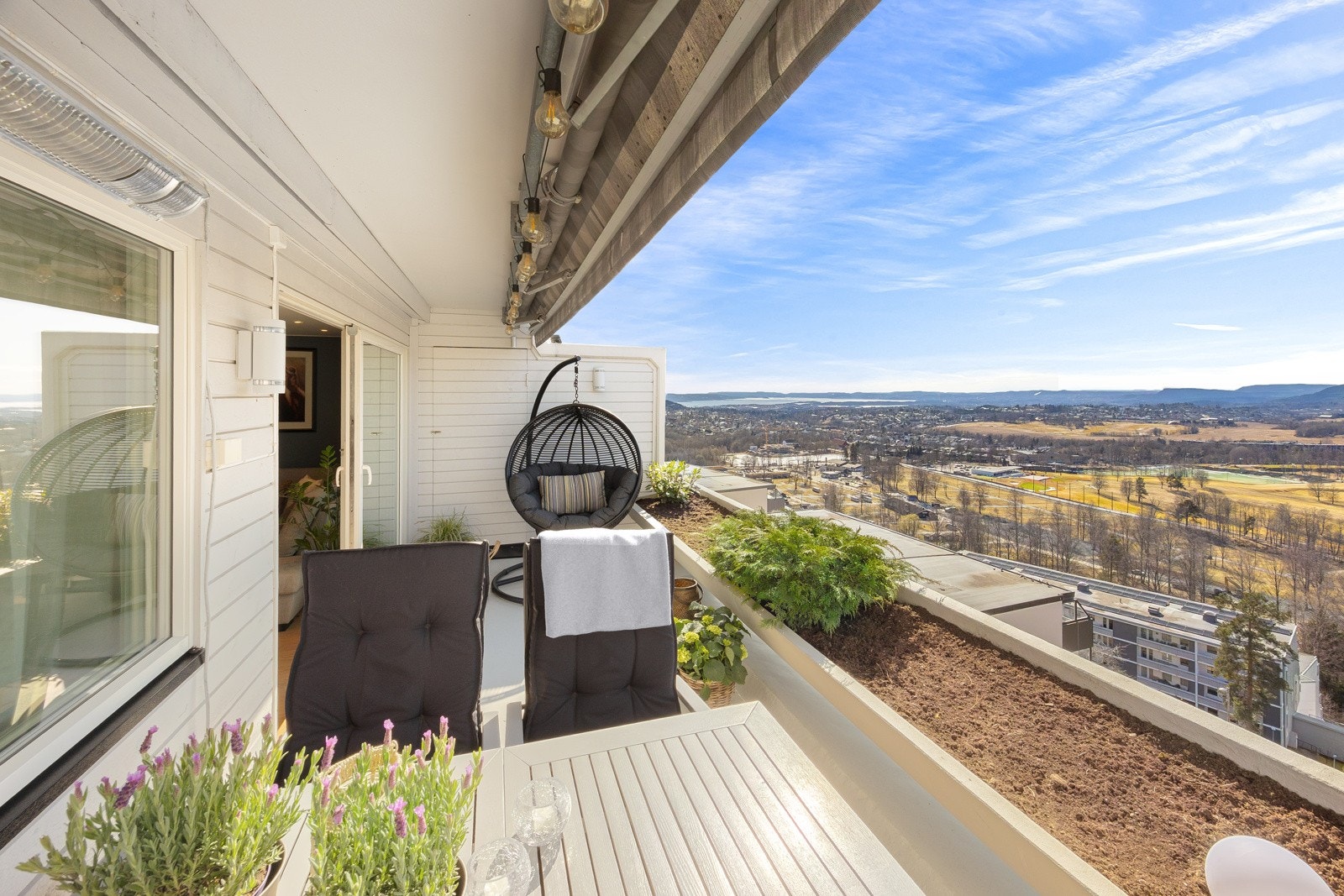 Sydvestvendt, solrik terrasse på ca.12 kvm med panorama mot Bogstadvannet, byen, marka og helt til fjorden. Galleribilde