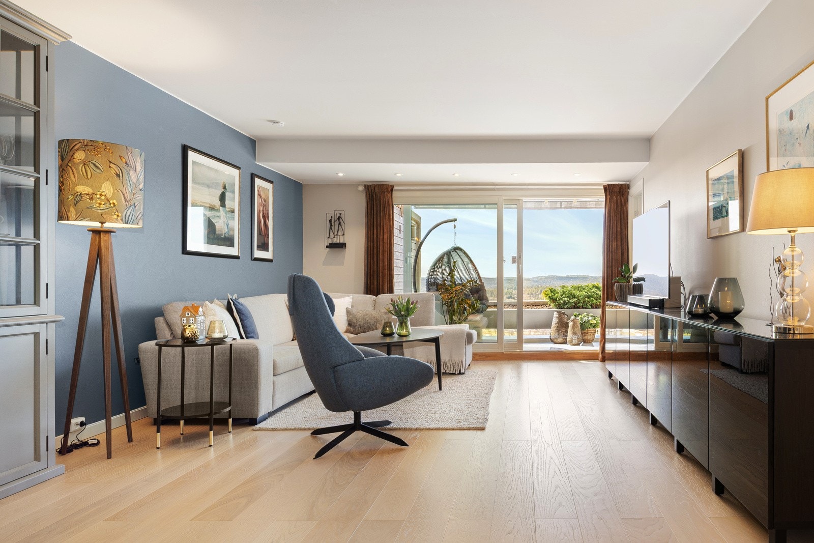 Stuen får rikelig med dagslys fra store skyvedører mot balkongen med fantastisk panorama. Galleribilde