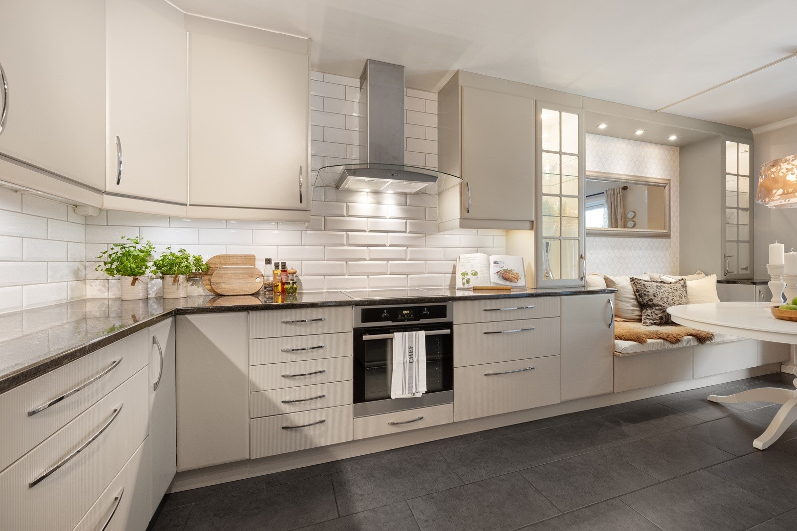 I forlengelsen av innredningen er det bygd en fin sittebenk med benkevitriner på hver side. Galleribilde