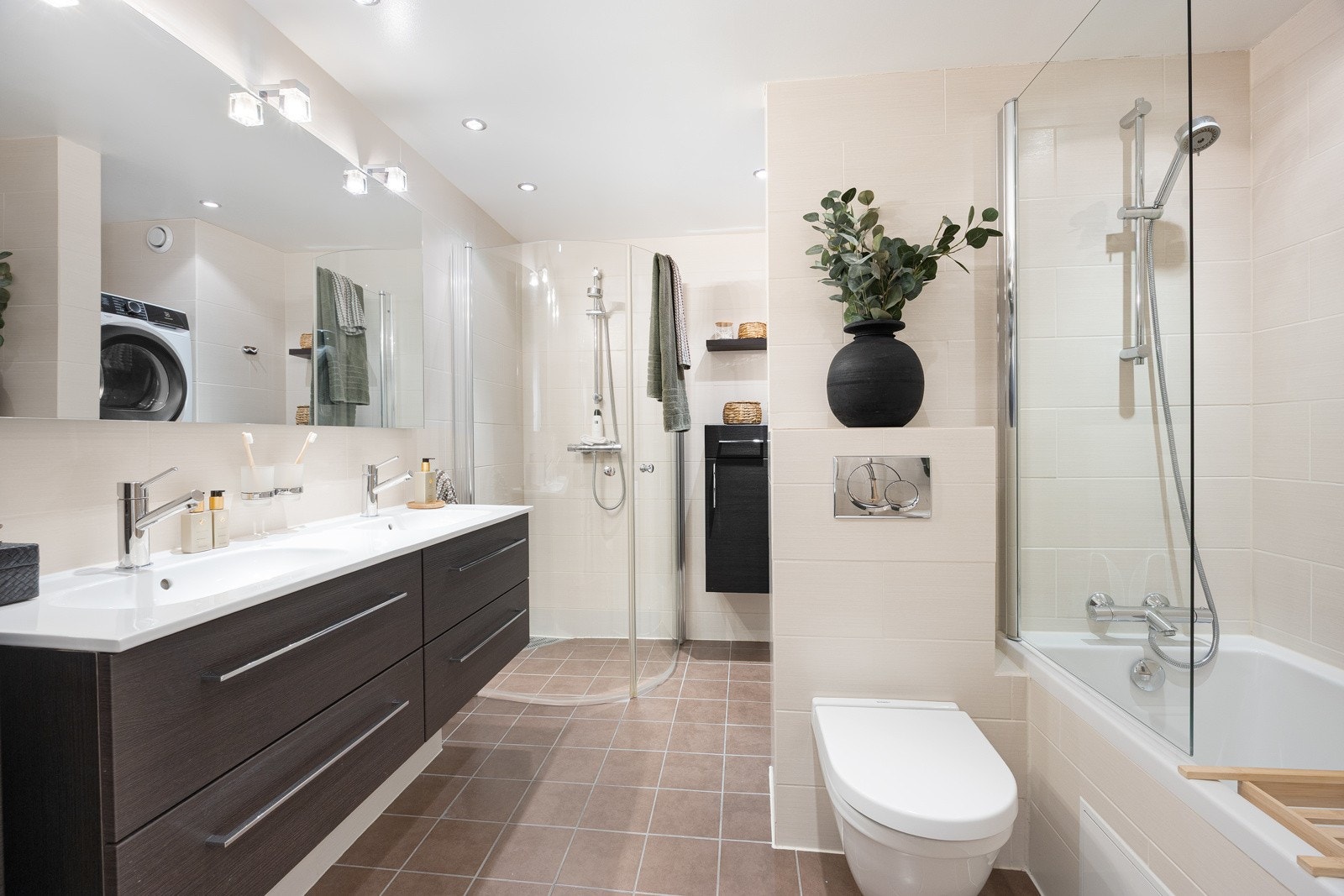 Svært familievennlig bad med både dusjhjørne og badekar med dusj til glede for små og store. Galleribilde