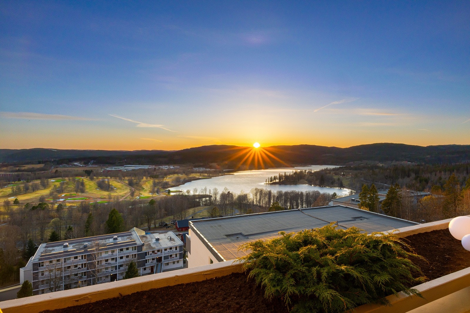 Som et vakkert postkort på egen terrasse. Nydelig solnedgang mot Bogstadvannet og marka. Galleribilde