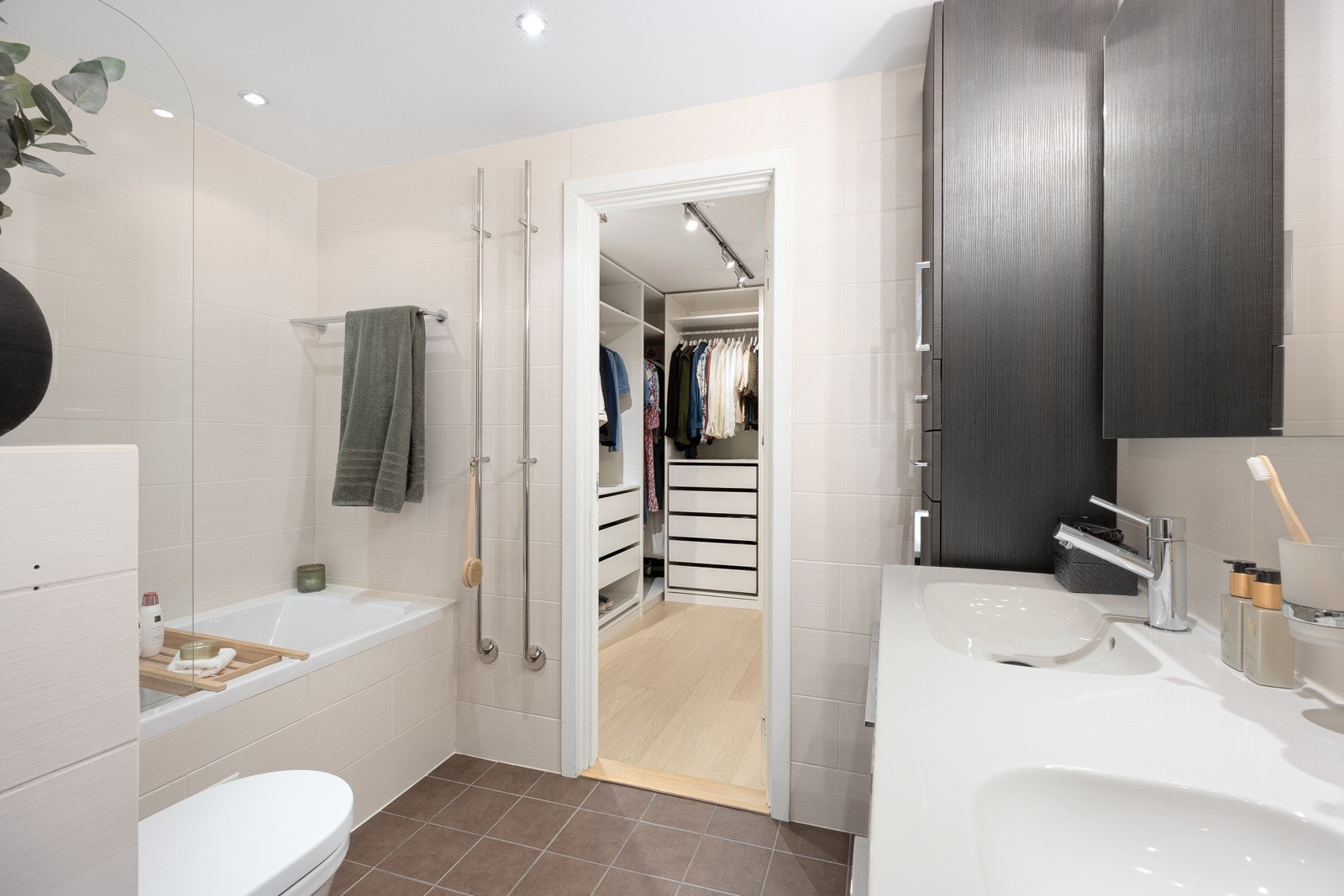 Badet har adkomst fra omkledningsrommet, ble pent renovert i 2011 og fremstår som familievennlig. Galleribilde